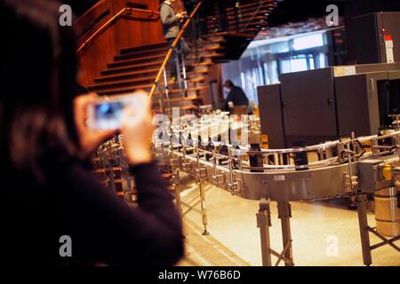 Vista interna del mondo la più grande riserva di Starbucks Roastery in Cina a Shanghai, 6 dicembre 2017. Starbucks è l'apertura di un nuovo stabilimento in Cina th Foto Stock