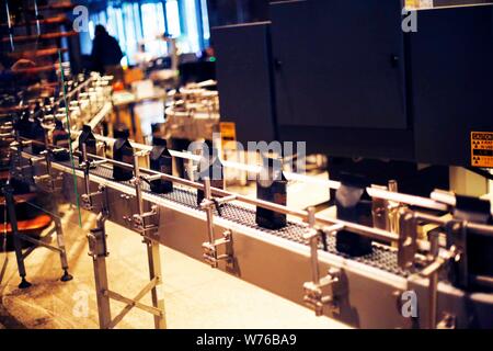 Vista interna del mondo la più grande riserva di Starbucks Roastery in Cina a Shanghai, 6 dicembre 2017. Starbucks è l'apertura di un nuovo stabilimento in Cina th Foto Stock