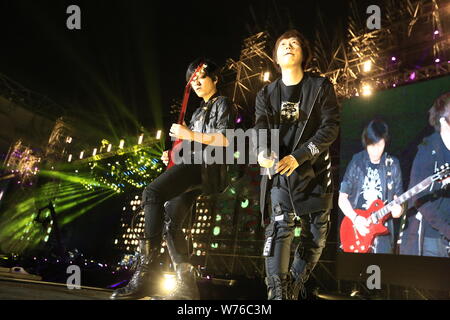 Membri taiwanesi di rock band Mayday eseguire presso la vita Tour 2017 in concerto a Shanghai, Cina, 2 dicembre 2017. Foto Stock