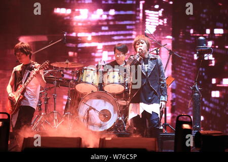 Membri taiwanesi di rock band Mayday eseguire presso la vita Tour 2017 in concerto a Shanghai, Cina, 2 dicembre 2017. Foto Stock