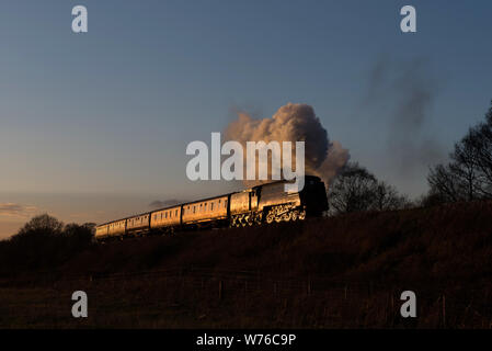 Battaglia di Bretagna Classe No.34081 passa Foley Park in Severn Valley Railway Foto Stock