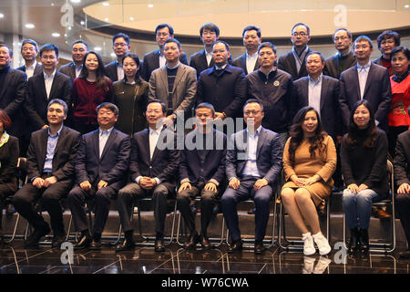 Ma Jack o Ma Yun, anteriore centrale, presidente cinese di e-commerce gigante gruppo Alibaba, e Yu Guangyao, terzo anteriore sinistra, presidente della Shanghai Shentong Foto Stock