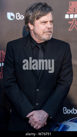 Attore americano Mark Hamill pone come egli arriva sul tappeto rosso per la Cina premiere del suo film "Guerre Stellari: ultimi Jedi", noto anche come 'Star W Foto Stock