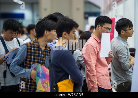 --FILE--laureati cinesi e persone in cerca di lavoro cerca di occupazione a una fiera del lavoro nella città di Shenzhen, Cina del sud della provincia di Guangdong, 16 ottobre 2017. Th Foto Stock