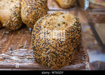 Filone di pane con semi di sesamo a bakeshop Foto Stock