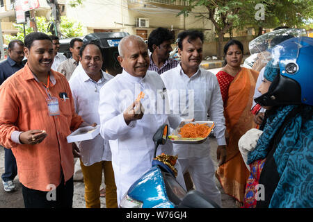 Hyderabad, India. 05 Ago, 2019. BJP Ex-MLA Chintala Ramachandra Reddy e i suoi sostenitori distribuire caramelle in seguito il governo indiano per la decisione di rottami Articolo 370 della costituzione che concede uno statuto speciale di Jammu e Kashmir e la sua biforcazione in due territori dell'Unione a Hyderabad, India Credito: Sanjay Borra/Alamy Live News Foto Stock