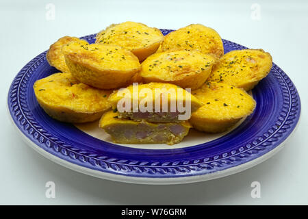 Frittelle di gamberetti su un blu e bianco piastra in ceramica, sfondo bianco Foto Stock