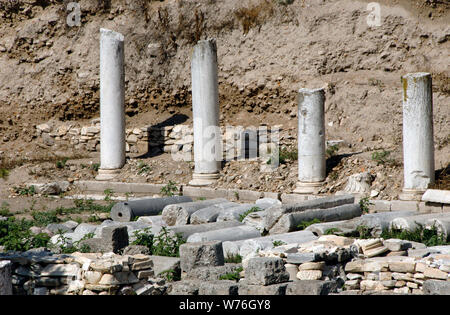 La Grecia. Antica Corinto. Lechaion modo. Marmo-strada asfaltata al porto di Lechaion. Esso ha cominciato nell'agorà con un propylon monumentale. In uso regolare fino al decimo secolo. Rimane. Regione del Peloponneso. Foto Stock