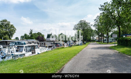 Mobile home parcheggio Passantenhaven de Kalkovens, e il porto lungo il canale. Gorredijk, Friesland, Paesi Bassi. Foto Stock