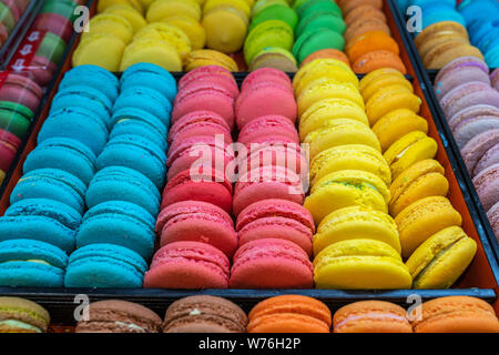Francese multicolore amaretti torta nel vassoio per la vendita presso la pasticceria Foto Stock