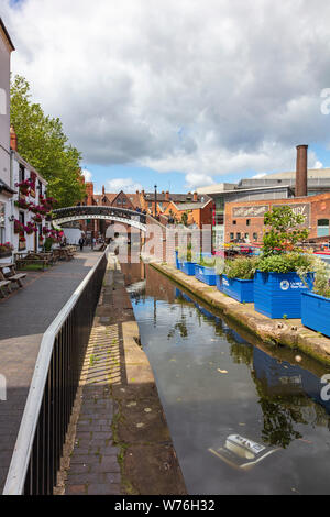 Una vista lungo la nuova linea principale canale nel Gas Street Basin verso la barra passerella e Regency Wharf e Broad Street, Birmingham Foto Stock