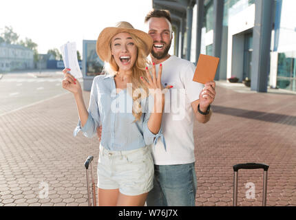 Eccitati sposi novelli di andare in vacanza e in possesso di un biglietto in aeroporto Foto Stock