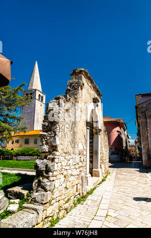 Resti di una cinta muraria in Porec, in Croazia Foto Stock