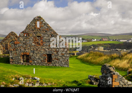 I resti del castello di Peel sulla sommità della collina costruita dai Vichinghi in Peel città nell'Isola di Man Foto Stock