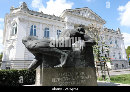 Varsavia Polonia la Zachęta National Gallery of Art con al di fuori di una scultura in agosto 2019 Foto Stock