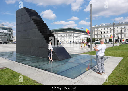 Varsavia Polonia monumento alle vittime del 2010 Smolensk incidente aereo che ha provocato la morte di 96 persone tra cui il Presidente della Polonia ha svelato nel 2018 Foto Stock