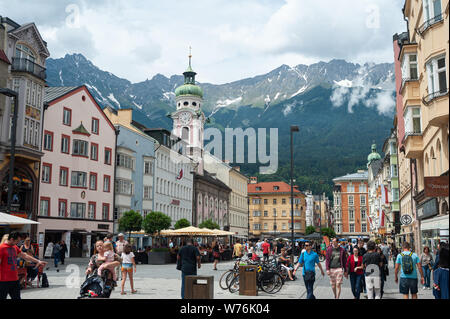 22.06.2019, Innsbruck, in Tirolo, Austria, Europa - Vista del Maria-Theresien-Strasse, zona pedonale con le montagne sullo sfondo. Foto Stock