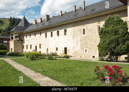 Il cortile interno del Monastero Sucevița (Mănăstirea Sucevița), Bucovina, Romania. Una delle famose chiese dipinte della Moldavia Foto Stock