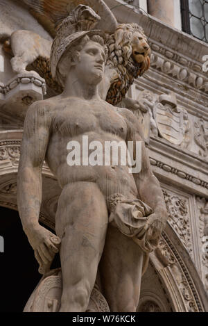 Statua di marmo raffigurante Marte, il dio romano della guerra, & San Marco Lion alla sommità del Gigante la scalinata del Palazzo Ducale di Venezia, Veneto, Italia, Europa. Foto Stock