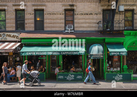 La città di New York, vista in estate del Caffe Reggio in MacDougal Street nel centro del villaggio di Greenwich (West Village), Manhattan, New York City, Stati Uniti d'America Foto Stock