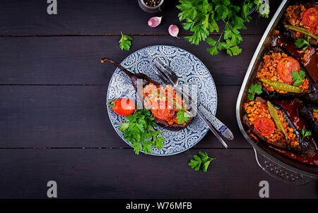 Karniyarik - bagno turco tradizionale melanzana melanzana pasto. Melanzane farcite con carne macinata di manzo e verdure al forno con salsa di pomodoro. La cucina turca. Foto Stock
