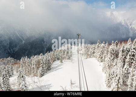 Funivia Shinhotaka, stazione della funivia, Takayama Gifu, Giappone. consente ai visitatori di prendere in viste spettacolari come il cristallo-chiaro cielo blu in una grande padella Foto Stock