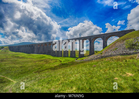 Vista di un grande vecchio stile vittoriano viadotto ferroviario attraverso la valle rurale in uno scenario paesaggistico panorama Foto Stock