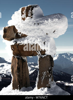 Snow eiettato inukshuk blackmon sulla montagna sciistica durante l'inverno, a circa 3 m di altezza statua di pietra della invernali di Vancouver 2010 mascotte Foto Stock