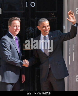 Primo Ministro britannico David Cameron scuote le mani con il Presidente Usa Barack Obama a 10 Downing Street a Londra, il 25 maggio 2011. Foto Stock