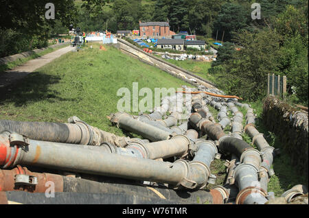 Tubi scarico acqua dal serbatoio Toddbrook vicino al villaggio di Whaley Bridge, Derbyshire, dopo che esso è stato danneggiato in pioggia pesante. Foto Stock