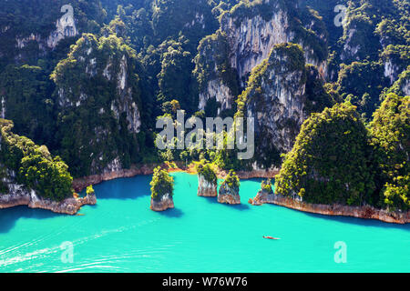 Vista aerea di belle montagne Ratchaprapha diga a Khao Sok National Park, Surat Thani Provincia, Thailandia. Foto Stock