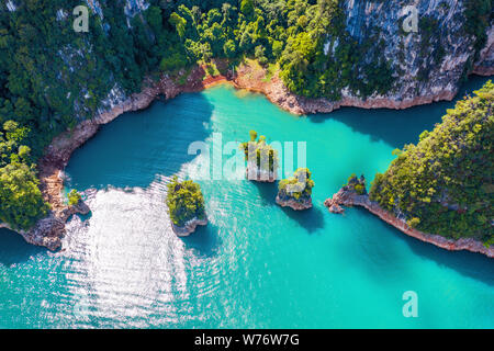 Vista aerea di belle montagne Ratchaprapha diga a Khao Sok National Park, Surat Thani Provincia, Thailandia. Foto Stock