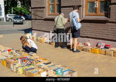 Kiev, Ucraina - 19 Maggio 2019: i popoli comprare vecchi libri a un mercato delle pulci sulla Andreevsky Spusk street Foto Stock