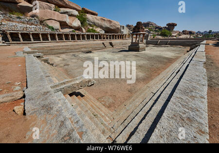 Krishna Bazaar, resti di un luogo di mercato che circonda un bagno pubblico, Hampi, UNESCO sito heritge, Karnataka, India Foto Stock