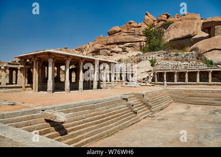 Krishna Bazaar, resti di un luogo di mercato che circonda un bagno pubblico, Hampi, UNESCO sito heritge, Karnataka, India Foto Stock