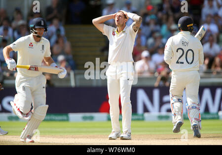 Australia James Pattinson (centro) reagisce dopo l'Inghilterra del Jason Roy (destra) colpisce per quattro durante il giorno cinque delle ceneri Test match a Edgbaston, Birmingham. Foto Stock