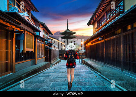 Donna traveler con zaino a piedi di Yasaka Pagoda e Sannen Zaka Street a Kyoto, in Giappone. Foto Stock