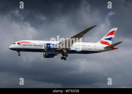 British Airways Boeing 787 Dreamliner, registrazione G-ZBJJ, atterraggio su 2 Agosto 2019 all'Aeroporto di Londra Heathrow, Middlesex, Regno Unito Foto Stock