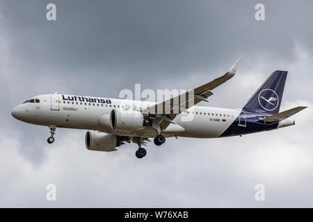 Lufthansa Airbus A320 registrazione NEO D-AINR, atterraggio su 2 Agosto 2019 all'Aeroporto di Londra Heathrow, Middlesex, Regno Unito Foto Stock