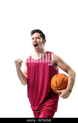 Uomo asiatico giocatore di basket tenendo la palla con espressione eccitata isolate su sfondo bianco Foto Stock