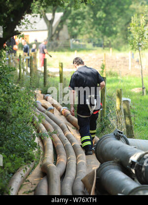 Tubi scarico acqua dal serbatoio Toddbrook vicino al villaggio di Whaley Bridge, Derbyshire, dopo che esso è stato danneggiato in pioggia pesante. Foto Stock