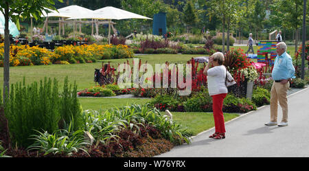 Frankenberg, Germania. 05 Ago, 2019. Beucher a piedi attraverso i motivi dei visitatori 8 Saxon Giardino di stato mostrano in Frankenberg. Lo spettacolo in Sassonia centrale aperto dal 20.04.-06.10.2019 sotto il motto "Natürlich mittendrin'. Oggi lo spettacolo attende la 222 222th visitatore. Credito: Pietro Endig/dpa-Zentralbild/ZB/dpa/Alamy Live News Foto Stock