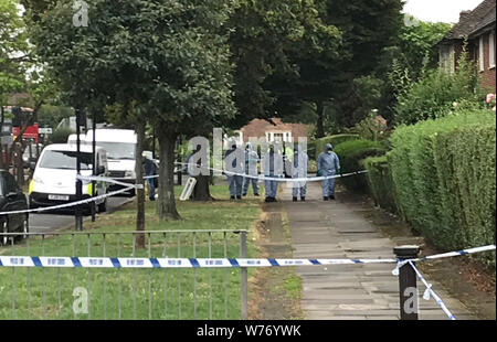 Forensics ufficiali nei giardini Waltheof in Tottenham, nord di Londra dopo un 89-anno-vecchia donna è stato trovato ucciso nella sua propria casa. Foto Stock
