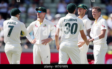 Australia Peter Siddle (destra) Guarda il suo riesame contro l'Inghilterra del Joe Root rovesciato durante il giorno cinque delle ceneri Test match a Edgbaston, Birmingham. Foto Stock