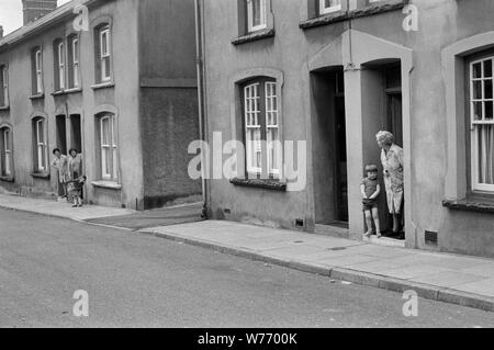 Vicini che chiacchierano in strada, Phillipstown, New Tredegar, Galles del Sud, 1972 Foto Stock