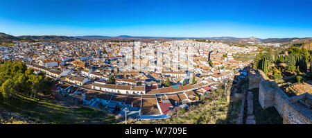 Antenna panoramiche dello skyline della città di Antequera, provincia di Malaga, Andalusia, Spagna Foto Stock