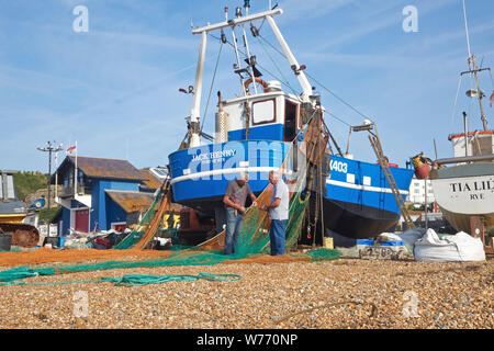 Hastings pescatori rammendo reti sulla Città Vecchia Stade, Rock-a-Nore, East Sussex, Regno Unito Foto Stock