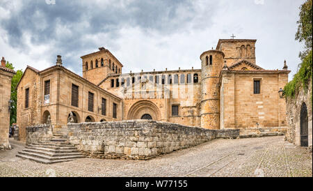 Colegiata de Santa Juliana, XII secolo in stile romanico, in Santillana del Mar, Cantabria, SPAGNA Foto Stock