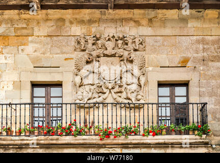 Stemma di proprietari di casa scolpito sul muro al centro medievale di Santillana del Mar, Cantabria, SPAGNA Foto Stock