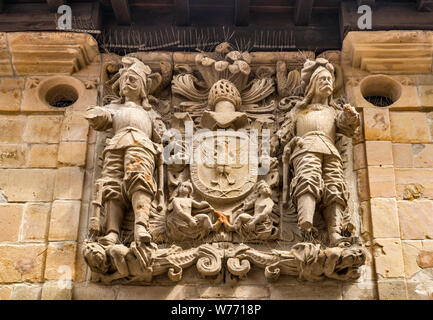 Stemma di proprietari di casa scolpito sul muro al centro medievale di Santillana del Mar, Cantabria, SPAGNA Foto Stock